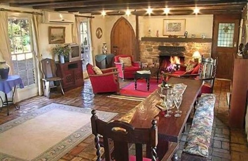 Clare Bed & Breakfast | Bronte Manor, Wuthering Heights ~ min. 4 people - dog friendly