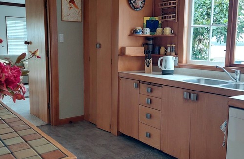 Bronte Cottage | Bronte Tides Cottage. nStunning bay view - A restful, cosy 2 bedroom cottage