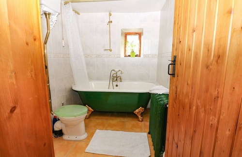 Little Hayfield Cottage | BROOK COTTAGE, family friendly, character holiday cottage in Hayfield