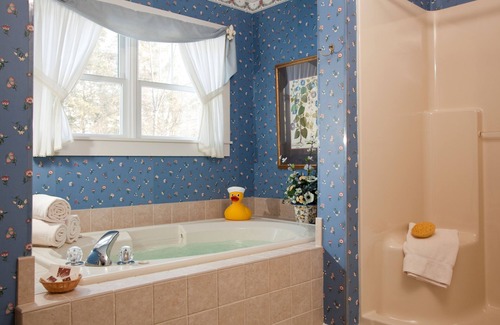 Lenox Bed & Breakfast | Brook Farm Inn