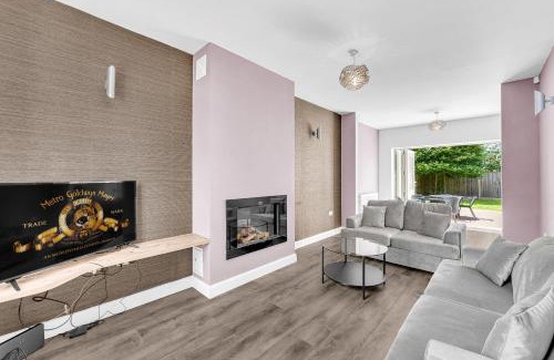 Walkden Villa | Brook Meadow House, 4 bed house, Manchester