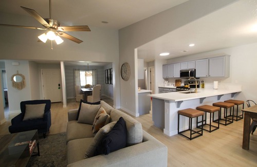 Visalia House | Brookes Guest House: Updated, Bright, Open & Airy