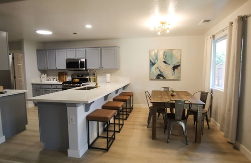 Visalia House | Brookes Guest House: Updated, Bright, Open & Airy