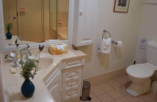 Brookfield House | Brookfield Cottage in beautiful jacaranda gardens with solar and air con.