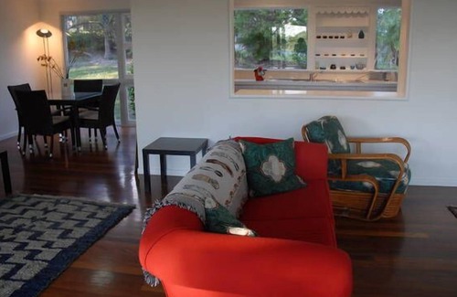 Brookfield House | Brookfield Cottage in beautiful jacaranda gardens with solar and air con.