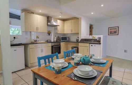 Broadwindsor Cottage | BROOKFIELD LODGE, pet friendly, country holiday cottage in Beaminster
