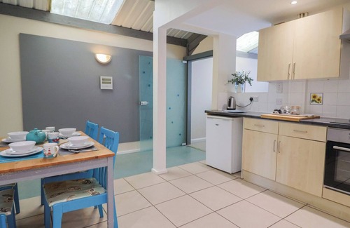 Broadwindsor Cottage | BROOKFIELD LODGE, pet friendly, country holiday cottage in Beaminster