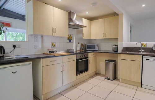 Broadwindsor Cottage | BROOKFIELD LODGE, pet friendly, country holiday cottage in Beaminster