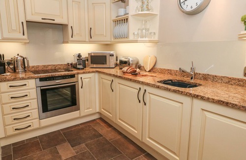 Castleton House | BROOKHOUSE, pet friendly, with open fire in Castleton, Peak District