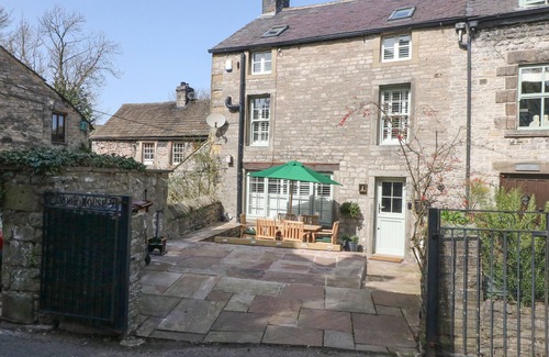 Castleton House | BROOKHOUSE, pet friendly, with open fire in Castleton, Peak District