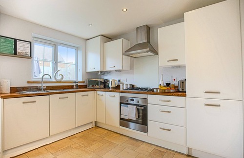 Newport Pagnell House | Brookland House with Free Parking, Smart TV and Garden by Yoko Property
