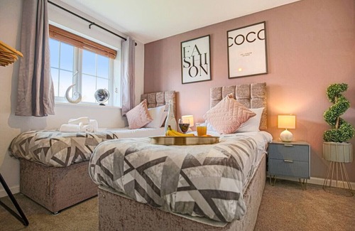 Milton Keynes House | 🌟Brookland House - Free Parking, SmartTV & Garden🌟