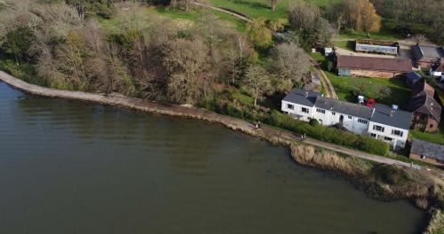 Netley Apartment | Brooklands Farm Hamble River Apartment with river frontage and garden