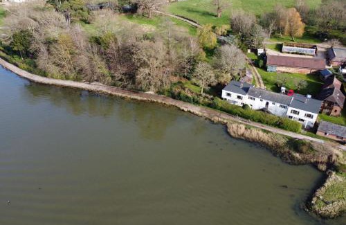 Netley Apartment | Brooklands Farm Hamble River Apartment with river frontage and garden