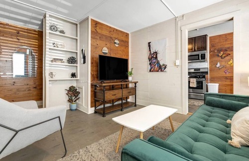 College Station Apartment | Brooklyn: First Floor, Walk to A&M, Comfy King Bed