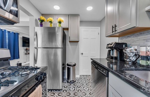Brooklyn House | Brooklyn Townhome|9 Miles to Downtown|Sleeps 5