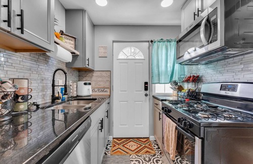 Brooklyn House | Brooklyn Townhome|Updated Kitchen|Spacious Living Room|Sleeps 9