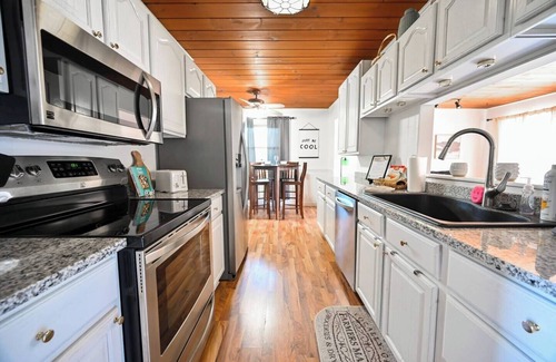 Lincoln House | Brookside Bungalow - A cheerful home near downtown