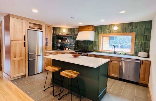 Bridgewater Corners Cabin | Brookside Cabin + Hot Tub | Woodstock & Killington