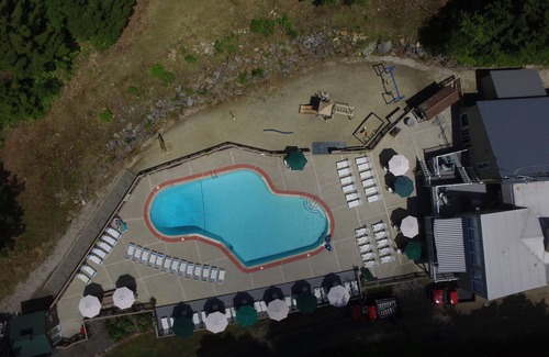 Wilmington Cabin | Brookside cabin with 3 levels and amenities near Mt Snow and Lake Whitingham
