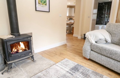 Little Hayfield House | BROOKSIDE, family friendly, character holiday cottage in Hayfield