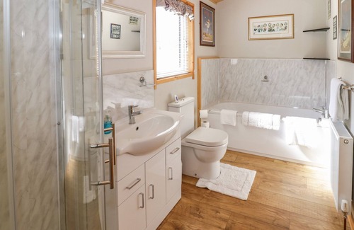 Defford Cottage | BROOKSIDE LODGE, with a garden in Defford