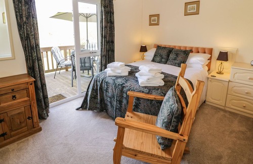 Defford Cottage | BROOKSIDE LODGE, with a garden in Defford