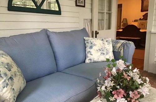 Canadensis Bed & Breakfast | Brookview Manor Inn