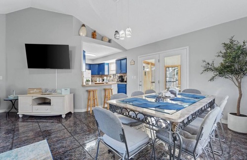 Gulf Breeze House | Brookwood Getaway: King | Pets | Firepit | Arcade