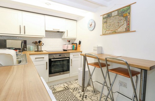 East Rudham Cottage | BROOM COTTAGE, pet friendly, character holiday cottage in East Rudham