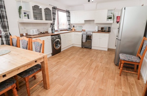 Jedburgh Cottage | BROOMBAULKS FARM BUNGALOW, pet friendly, with open fire in Jedburgh