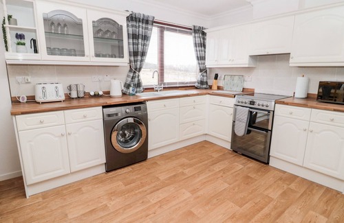 Jedburgh Cottage | BROOMBAULKS FARM BUNGALOW, pet friendly, with open fire in Jedburgh