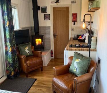 Newtown Bed & Breakfast | Broombush B & B & Yr Nyth Shepherds Hut