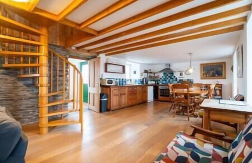 Ventry House | Brosnan's Cottage - Ventry
