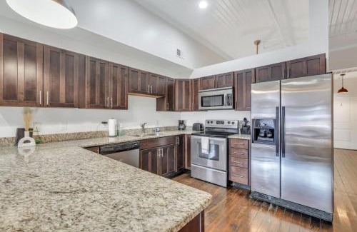 Historic District - North Apartment | Broughton Bliss Loft- City Market Plant Riverside