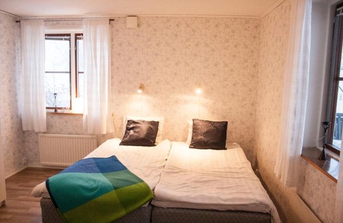 Toreboda Bed & Breakfast | Brovaktarstugan