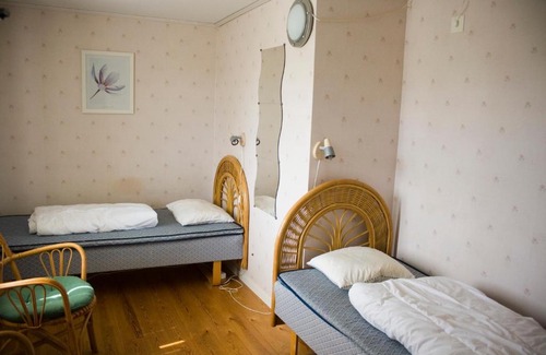 Toreboda Bed & Breakfast | Brovaktarstugan