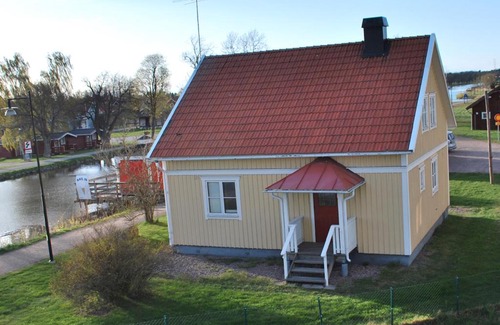 Toreboda Bed & Breakfast | Brovaktarstugan