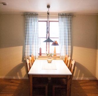 Toreboda Bed & Breakfast | Brovaktarstugan