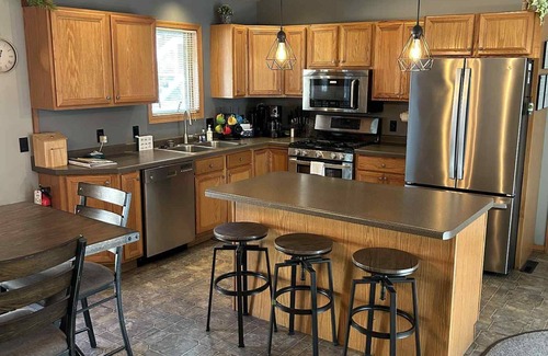 Rome House | Brown Bear Cottage 3 Bedroom Pet Friendly Home Near Sand Valley & Lake Arrowhead