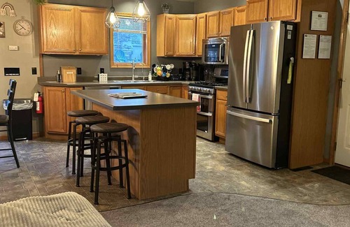 Rome House | Brown Bear Cottage 3 Bedroom Pet Friendly Home Near Sand Valley & Lake Arrowhead