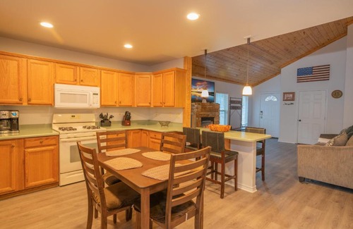 Sugarloaf House | Brown Bear Lodge - Cozy mountain home situated within the quiet and ideal Sugarloaf neighborhood