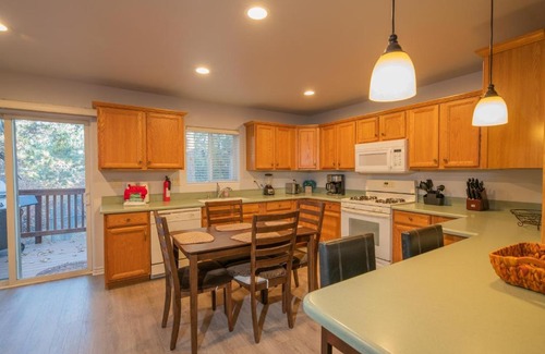 Sugarloaf House | Brown Bear Lodge - Cozy mountain home situated within the quiet and ideal Sugarloaf neighborhood