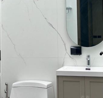 Khlong Tan Nuea Apartment | Brown Brick Thonglor - Red Burgundy Room