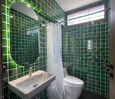 Khlong Tan Nuea Apartment | Brown Brick Thonglor - Red Burgundy Room