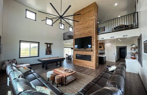Island Park Cabin | Brown Bunny Lodge AIR CONDITIONING 35 miles to YNP