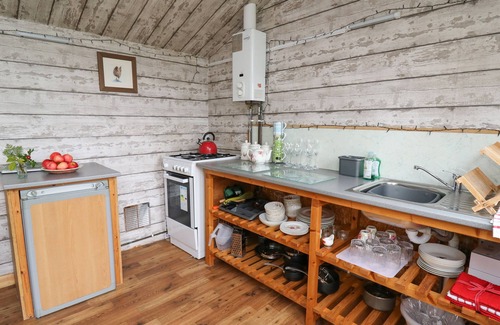 Llanfihangel Tal-y-llyn Cottage | BROWN HARE SHEPHERDS HUT, pet friendly, with open fire in Llangorse
