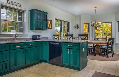 Sunday River Area House | Brownie- Comfy Modern Ranch Home w/Hot Tub