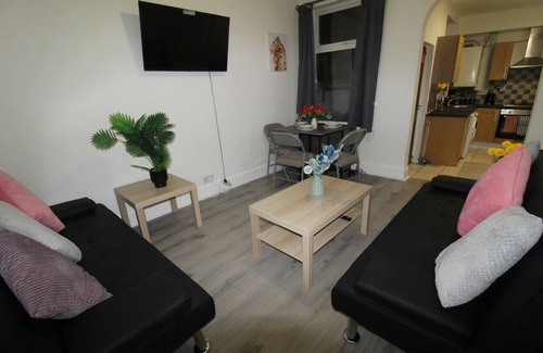 Thorpe Satchville House | Browning Street Leicester by Smart Corporate Stays