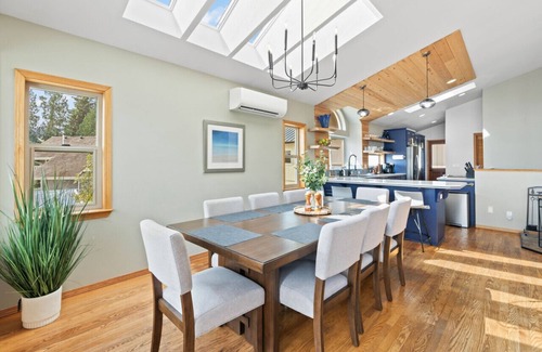 Rollingbay House | Brownsville Bay Lookout - Spacious 4 Bedroom Home!